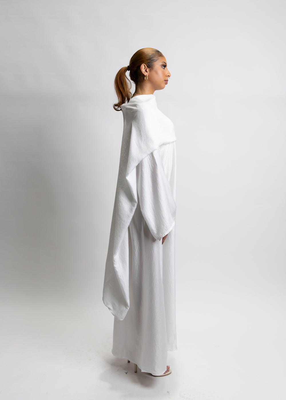 M A L E E K A | white